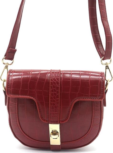 style avec sac a main bandoulière faux croco